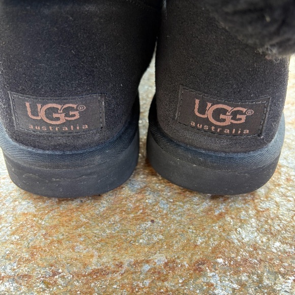 UGG Bailey Button Boots Womens 7 Black Sheepskin Suede Winter 5803 - Picture 6 of 10